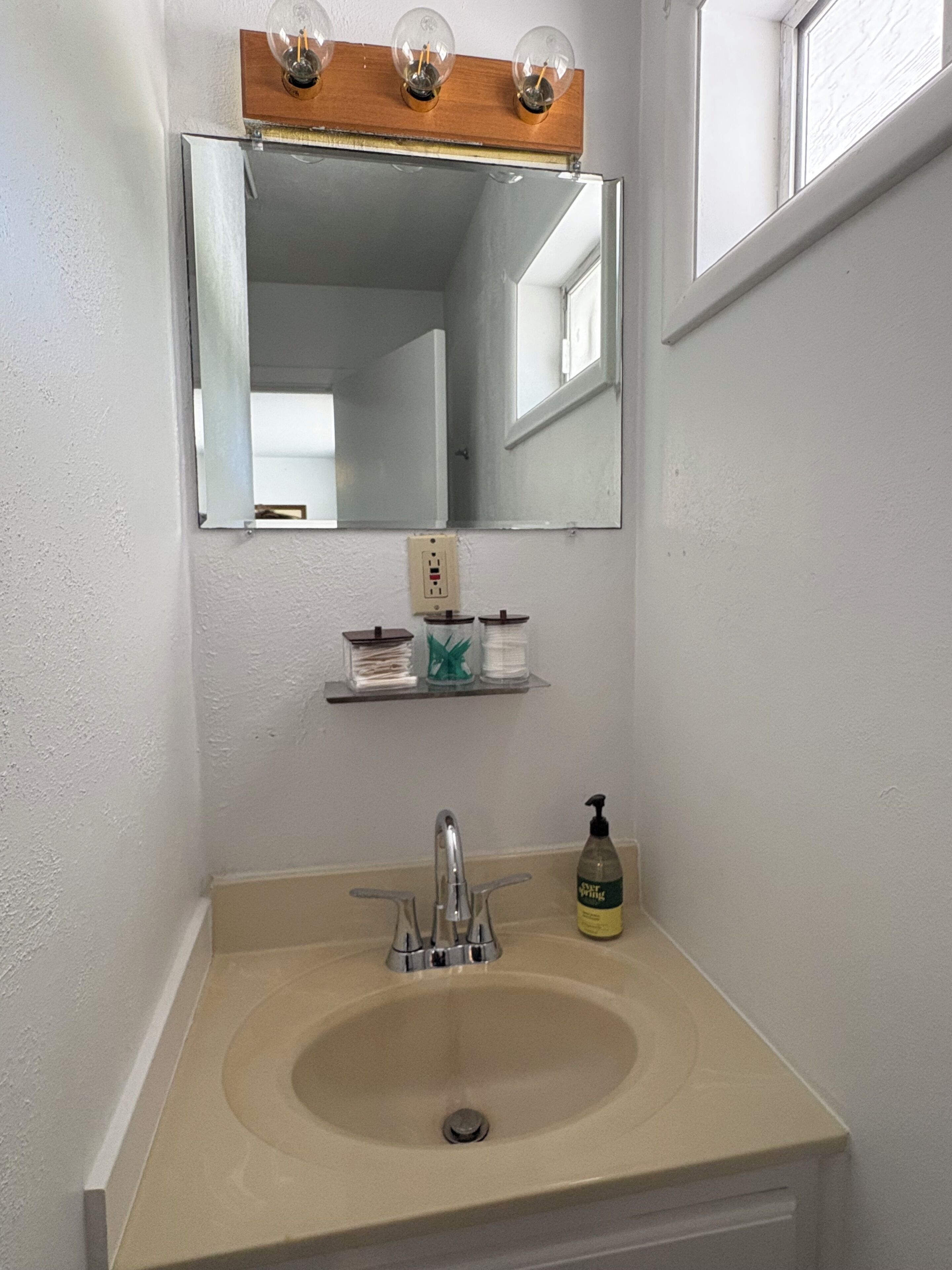 Tina de hidromasaje, toallas, papel de baño 