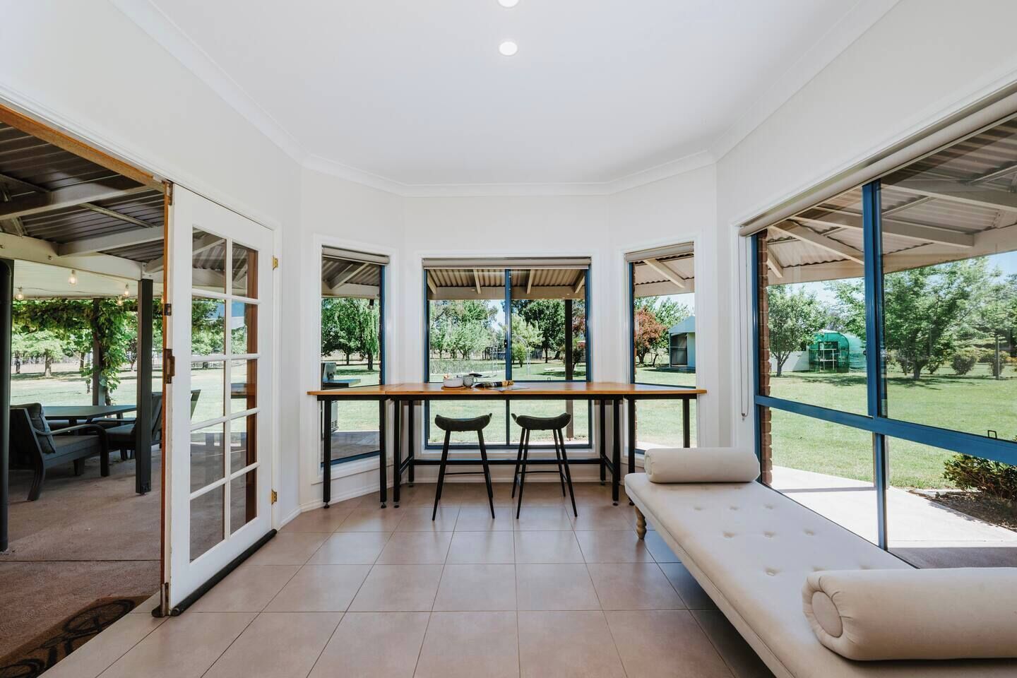 Cheminée, table de tennis de table, livres