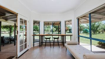 Cheminée, table de tennis de table, livres