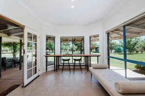 Takka, pöytätennispöytä, kirjoja