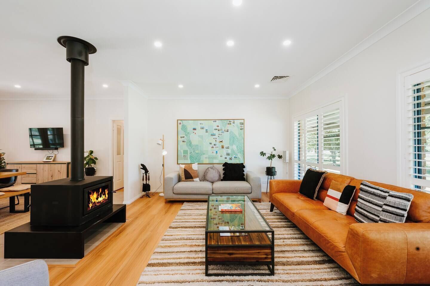 Cheminée, table de tennis de table, livres