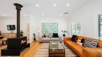 Cheminée, table de tennis de table, livres