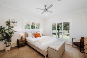 4 عدّة غرف نوم ومكتب ومكواة/لوح كي وسرير سفر