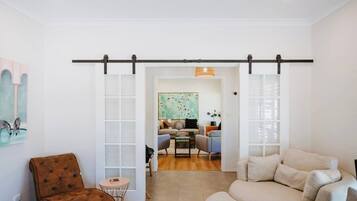 Cheminée, table de tennis de table, livres