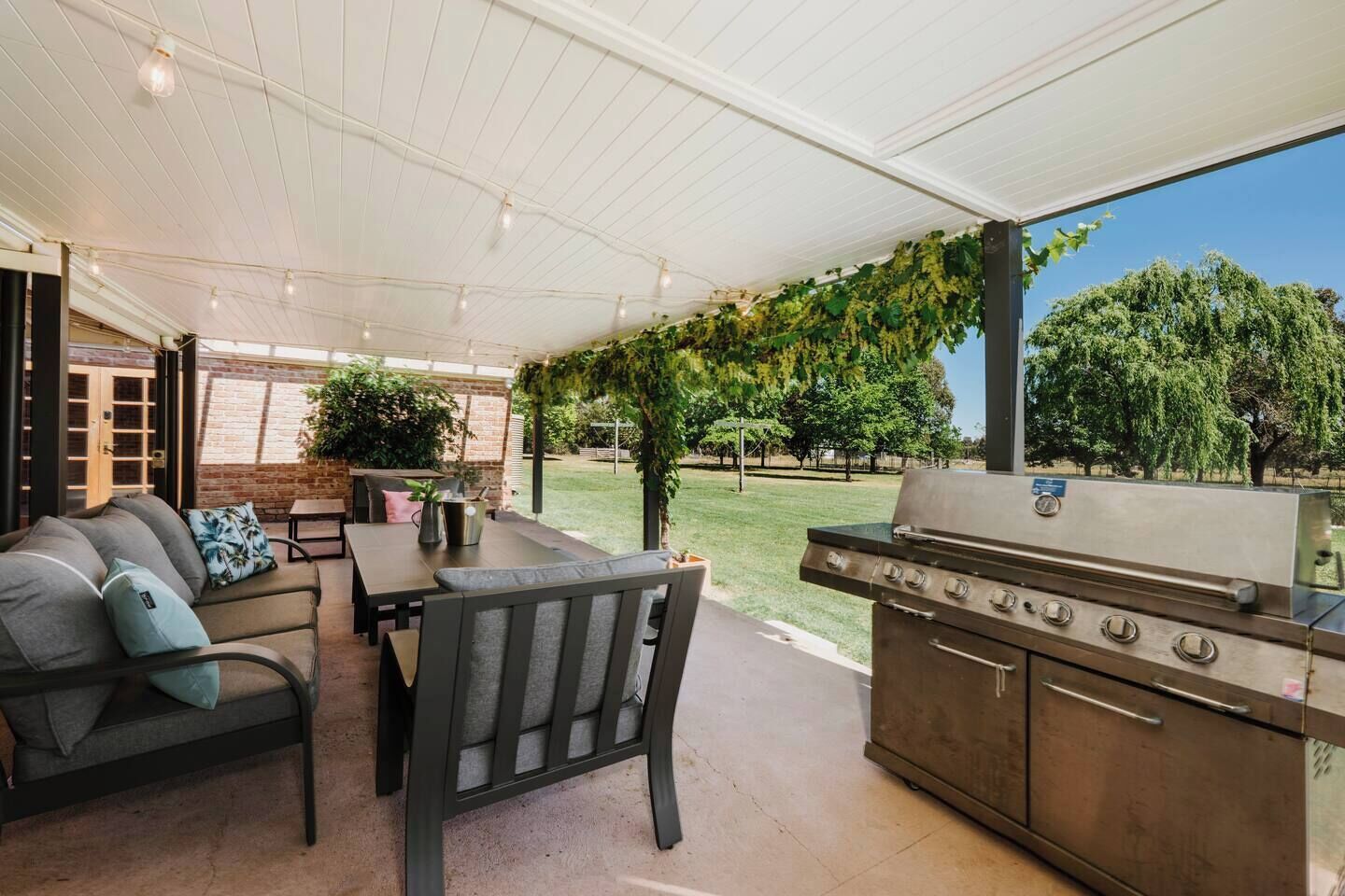 Fire up the sleek BBQ and enjoy effortless outdoor dining surrounded by the gentle calm of the countryside.