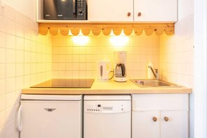 Een koelkast, een magnetron, een kookplaat, een vaatwasser