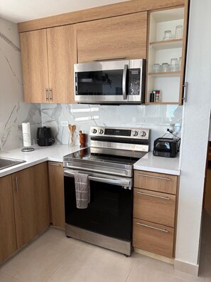 Jääkaappi, mikroaaltouuni, uuni, liesi