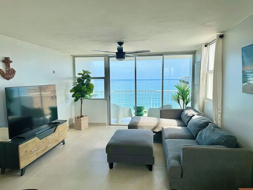 Ocean Front Isla Verde apt sleeps ten with pool and parking