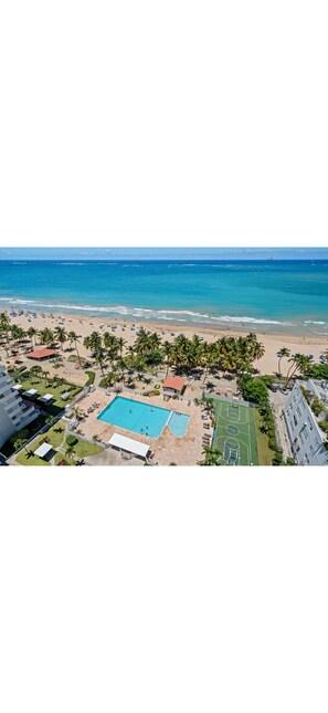 Aurinkotuoleja, rantapyyhkeitä