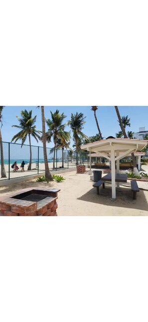 Terrace/patio - Ocean Front Isla Verde apt sleeps ten with pool and parking (Carolina)