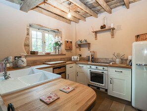 Dishwasher, cookware/dishes/utensils - The Cow Shed (Ross-on-Wye)