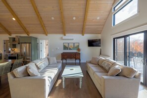 TV - Mountain Escape - Views • Firepit • Near Sugarloaf (Kingfield)