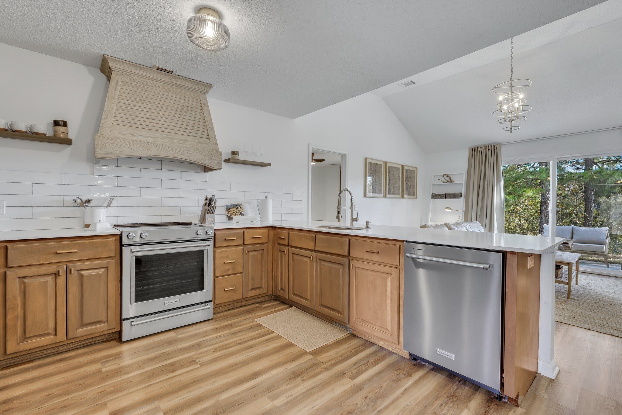 Fridge, stovetop, dishwasher