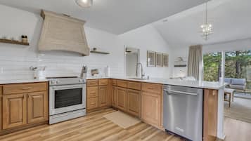 Kjøleskap, kokeplater og oppvaskmaskin