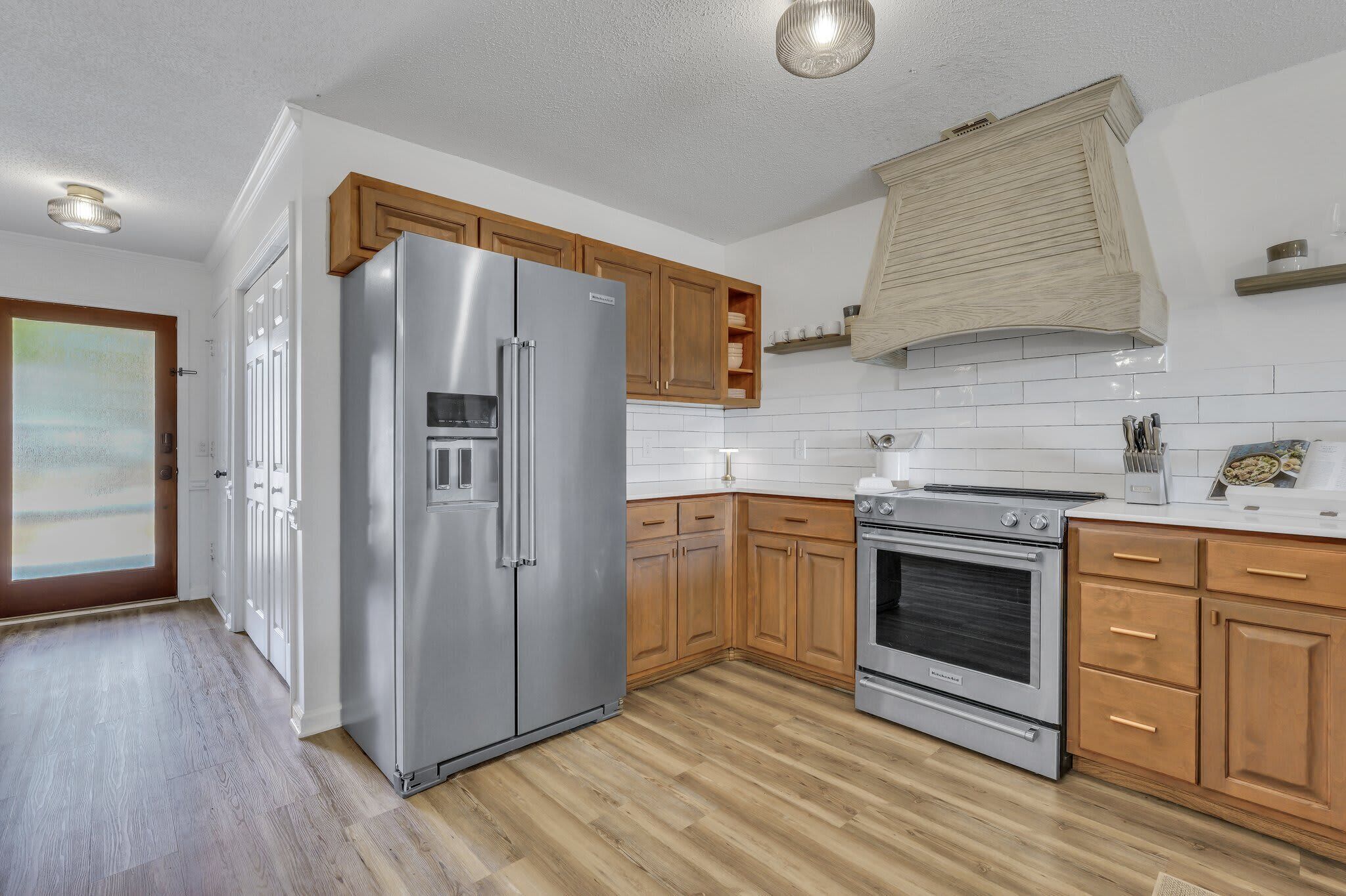 Fridge, stovetop, dishwasher