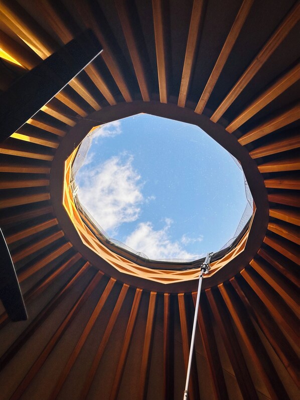 Une lucarne offrant une vue circulaire sur le ciel.