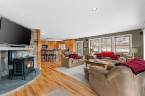 Smart TV, fireplace, books - The Lookout - Slopeside Family Ski House at Attitash - Epic Mountain Views (Bartlett)