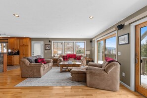 Smart TV, fireplace, books - The Lookout - Slopeside Family Ski House at Attitash - Epic Mountain Views (Bartlett)