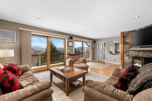 Smart TV, fireplace, books - The Lookout - Slopeside Family Ski House at Attitash - Epic Mountain Views (Bartlett)