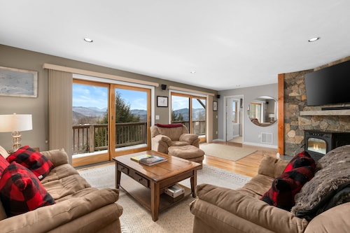 The Lookout - Slopeside Family Ski House at Attitash - Epic Mountain Views