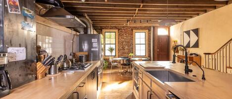 Een koelkast, een microgolfoven, een oven, een kookplaat