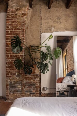 3 bedrooms, desk, iron/ironing board, travel crib