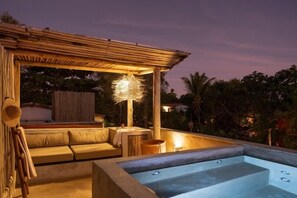 Deluxe suite, privézwembad | Een kluis op de kamer, een strijkplank/strijkijzer, gratis wifi