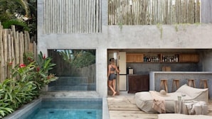 A modern outdoor pool area with a bar and seating. - Pousada Zinga Caraíva (Porto Seguro)