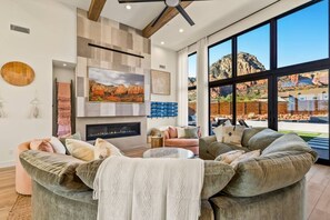 Smart TV y chimenea 