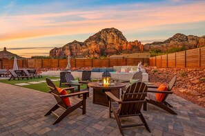 A patio with outdoor furniture, a fire pit, and a view of a mountain range. - Mystic Mesa | Heated Pool, Spa, Firepit, Views (Sedona)