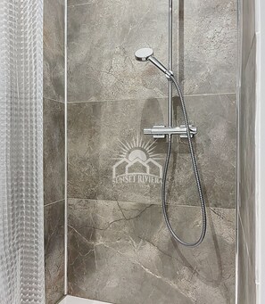 Shower, hair dryer, towels - THE LAVENDER NEST II For 3 By Sunset (Valbonne)