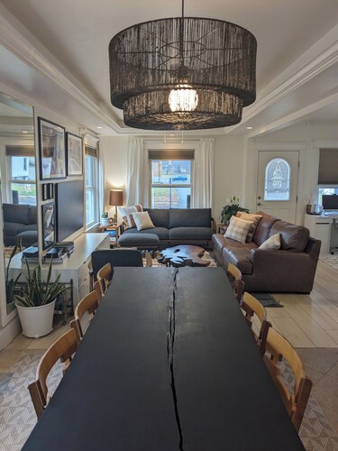 Stay in the Heart of Batavia- 4BR Victorian Home