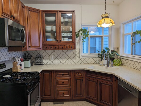 Fridge, microwave, oven, stovetop - Stay in the Heart of Batavia- 4BR Victorian Home (Batavia)