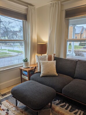 Smart TV, books - Stay in the Heart of Batavia- 4BR Victorian Home (Batavia)