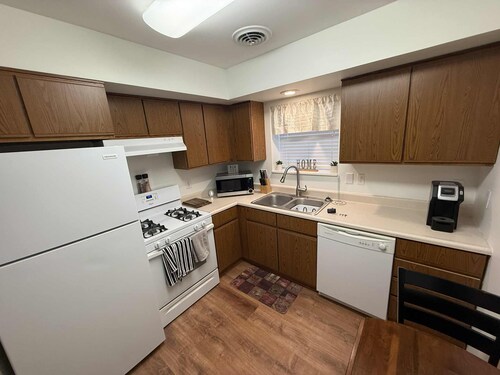 Cozy 2-Bedroom Apartment by Starved Rock