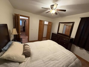 2 habitaciones, tabla de planchar con plancha, wifi y ropa de cama 
