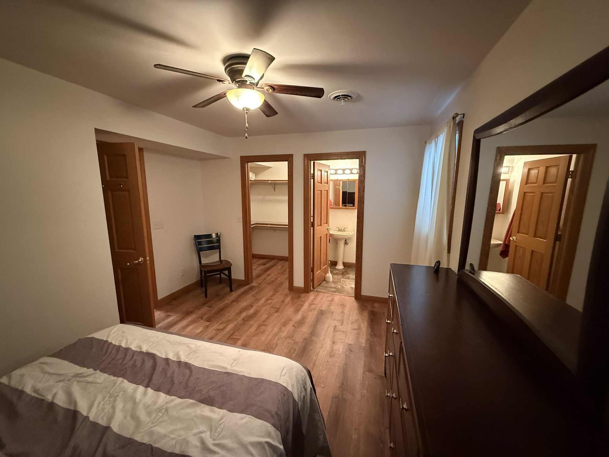 2 chambres, fer et planche à repasser, Wi-Fi, draps fournis