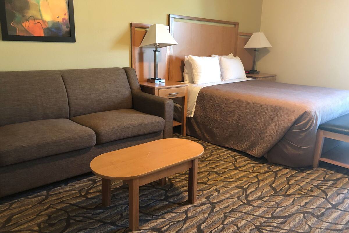 Desk, iron/ironing board, free WiFi