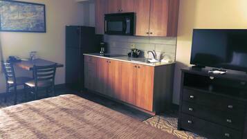 Studio, 1 Queen Bed, Kitchen | Desk, iron/ironing board, free WiFi