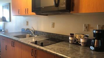 Studio, 2 Queen Beds, Kitchen | Private kitchen | Microwave