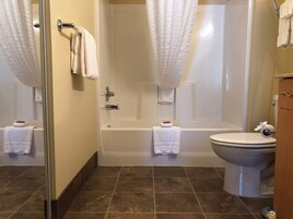Bañera con ducha, secador de pelo, toallas, jabón