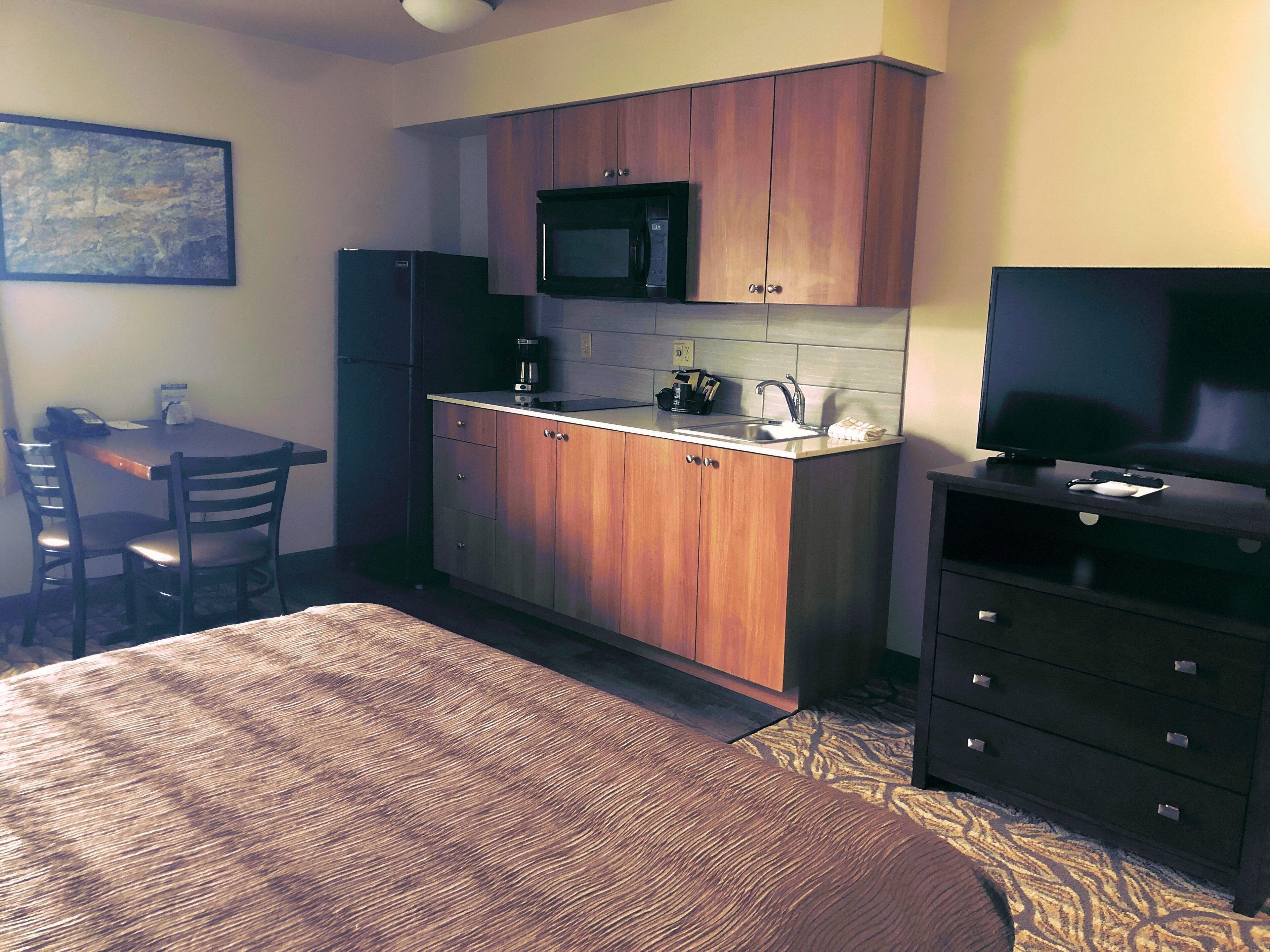 Studio, 1 King Bed, Kitchen | Desk, iron/ironing board, free WiFi