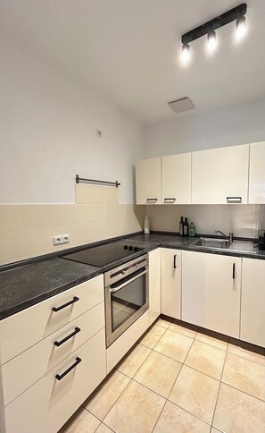 ثلاجة، فرن، موقد طهي مسطح، ماكينة لصنع القهوة/الشاي