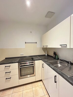 Fridge, oven, stovetop, coffee/tea maker - Studio Lenuel - near Cologne (Frechen)