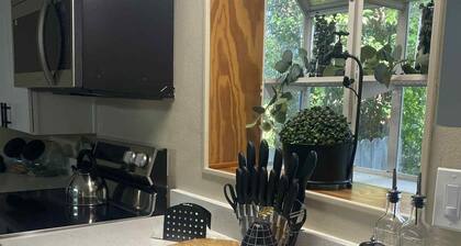 Beautiful Spacious Family & Pet Friendly 3/3 Hot tub home