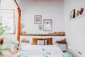 2 bedrooms, desk, iron/ironing board, WiFi