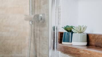 Suihku, ilmaiset hygieniatuotteet, hiustenkuivaaja, pyyhkeet