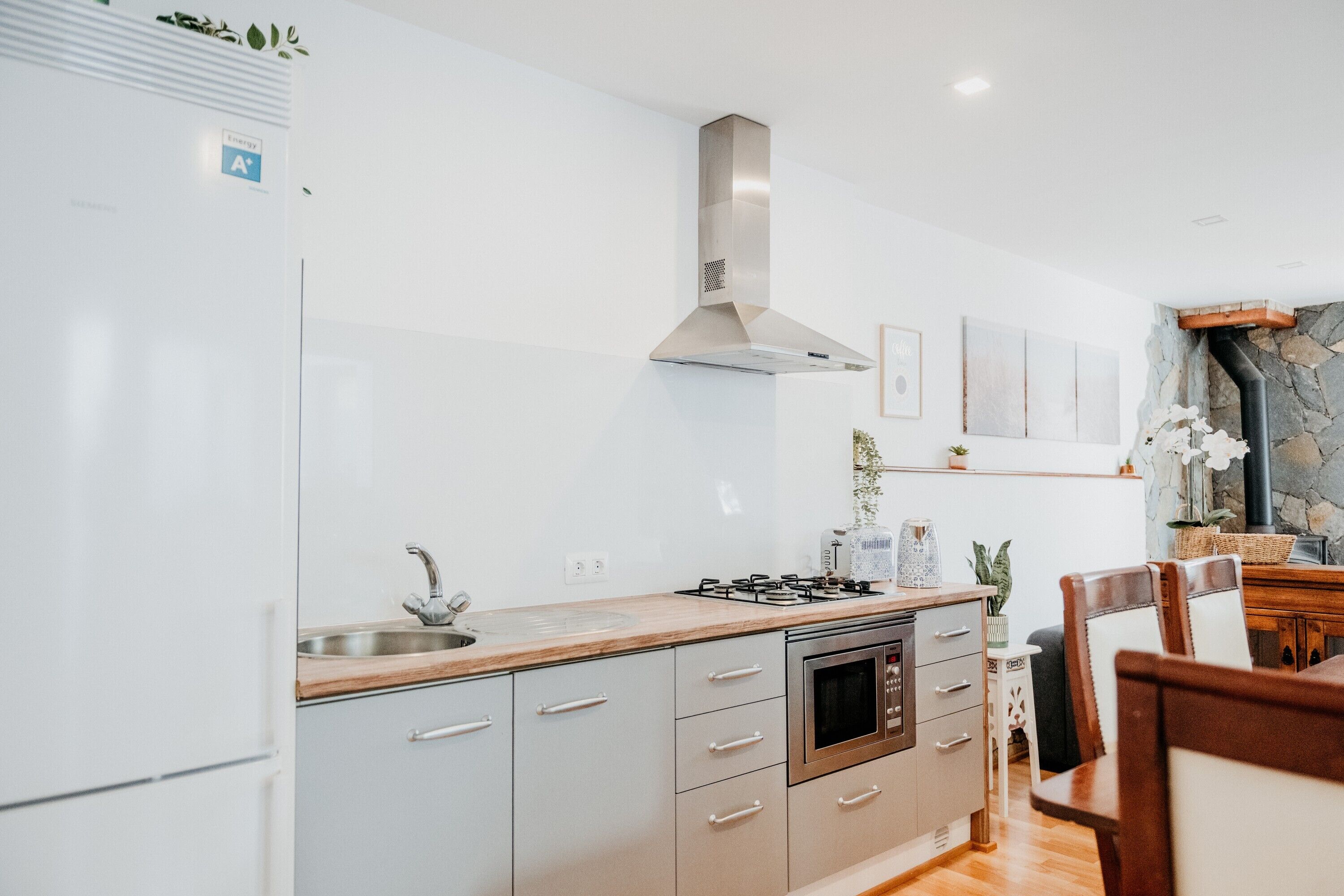 Een koelkast, een magnetron, een oven, een kookplaat