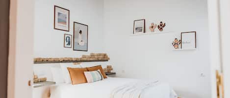 2 bedrooms, desk, iron/ironing board, WiFi
