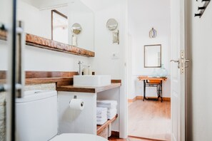 Shower, free toiletries, hair dryer, towels - Casa Rural Kiko 2 with Mountain Views, Wi-Fi, and Air Conditioning (Icod de los Vinos)